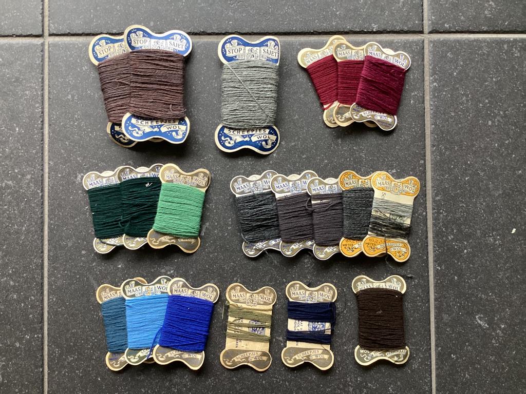 Scheepjes sajet en maaswol op karton, Hobby en Vrije tijd, Naaien en Fournituren, Ophalen of Verzenden, Zo goed als nieuw, Garen of Naald(en)