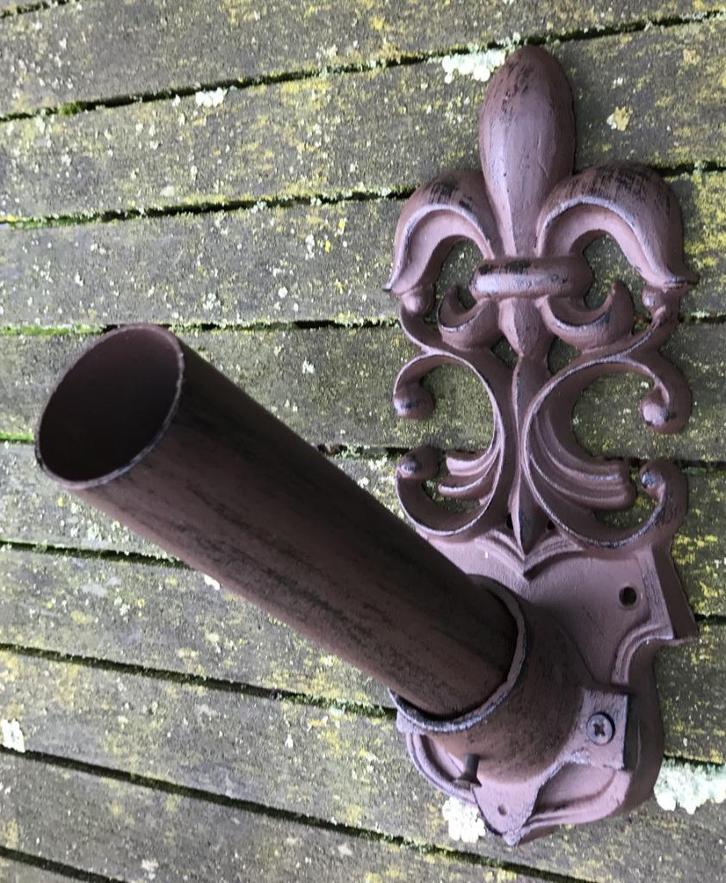 Gietijzeren vlaggenstokhouder Franse lelie bruin VH09, Diversen, Vlaggen en Wimpels, Nieuw, Ophalen of Verzenden