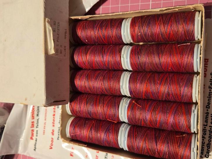 Doosje met doorstikgaren . Garen voor o.a. knoopsgaten, Hobby en Vrije tijd, Naaien en Fournituren, Nieuw, Garen of Naald(en)