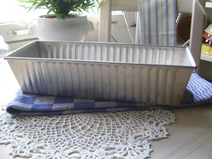 Grote geribbelde aluminium cakevorm, Antiek en Kunst, Antiek | Keukenbenodigdheden, Ophalen of Verzenden