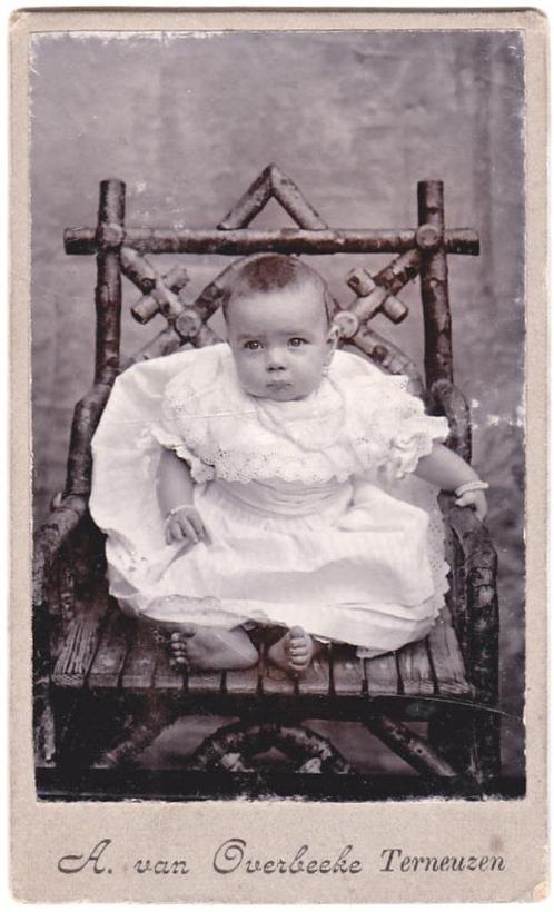 CDV Kind Baby Witte Jurk Stoel Foto Van Overbeeke Terneuzen, Verzamelen, Foto's en Prenten, Gebruikt, Foto, Kind, Voor 1940, Ophalen of Verzenden