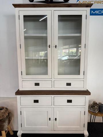 Mooie buffetkast met glas en compleet met sleutels beschikbaar voor biedingen