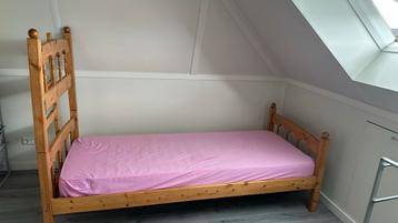 2 losse bedden te combineten tot stapelbed - Grenenhout beschikbaar voor biedingen