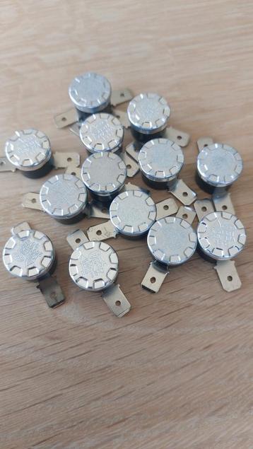 13 stuks KSD301 250V 10A 35grC beschikbaar voor biedingen