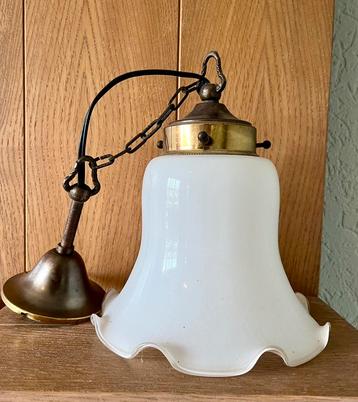 Vintage Hanglamp – Tulpvormige Glazen Kap met Messing beschikbaar voor biedingen