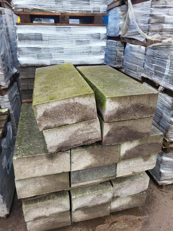 16 st Gebruikte Betonnen traptrede grijs 100x40x20cm beschikbaar voor biedingen