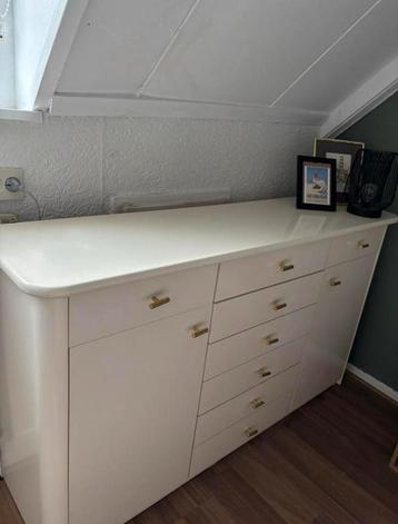 Vintage ladenkast met gouden handgrepen design hotel