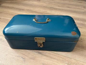 Emaille brooddoos beschikbaar voor biedingen