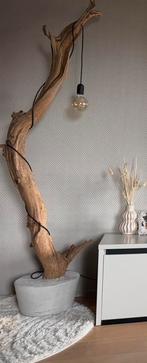 Unieke, stoere vloerlamp van hout en beton, Huis en Inrichting, Lampen | Vloerlampen, Ophalen, Zo goed als nieuw, Hout, 150 tot 200 cm