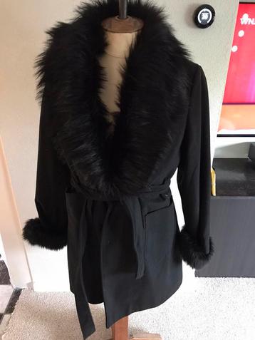 Mooi 1 uurtje gedragen zwarte driekwart mantel imitatie bont beschikbaar voor biedingen