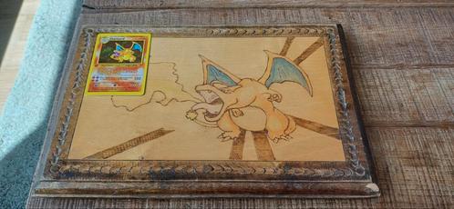 Charizard houten bord met kaart, Hobby en Vrije tijd, Verzamelkaartspellen | Pokémon, Zo goed als nieuw, Losse kaart, Ophalen of Verzenden