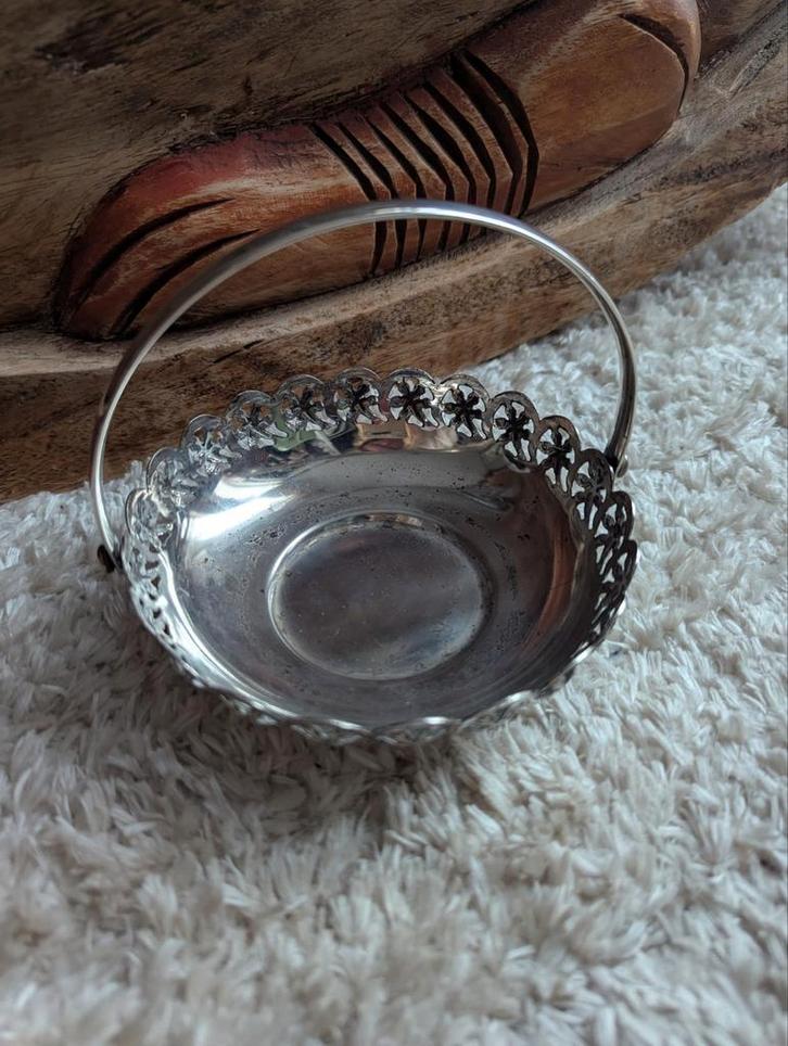 Vintage Zilverkleurig Mandje met Sierlijk Hengsel, Antiek en Kunst, Antiek | Goud en Zilver, Ophalen of Verzenden