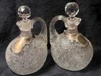 2 ANTIEKE KARAFJES IJSGLAS MET LOSSE ZILVEREN HALSMONTUREN, Verzenden, Zilver