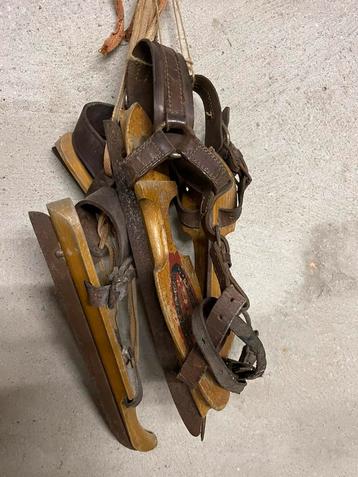 Brocante oude schaatsen 2 paar beschikbaar voor biedingen