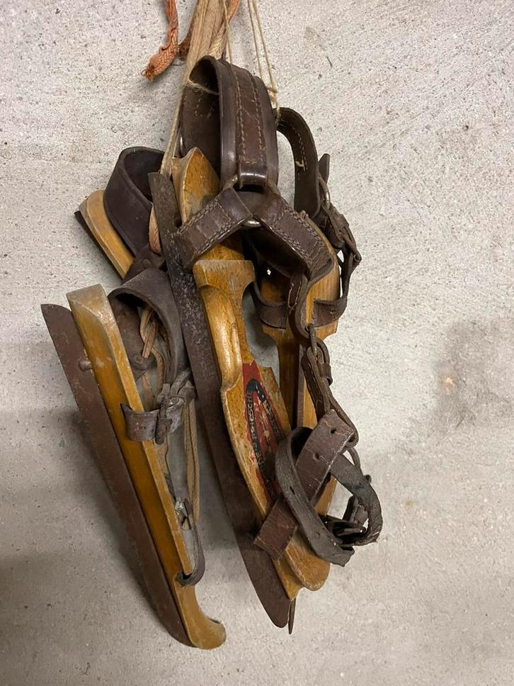 Brocante oude schaatsen 2 paar, Antiek en Kunst, Curiosa en Brocante, Verzenden