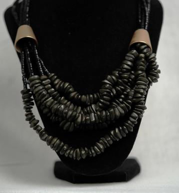 Mooie mosgroen/zwarte kralen ketting en gouden accenten beschikbaar voor biedingen