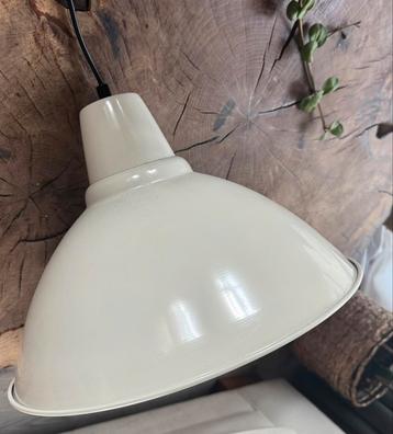 Twee identieke metalen hanglampen beschikbaar voor biedingen