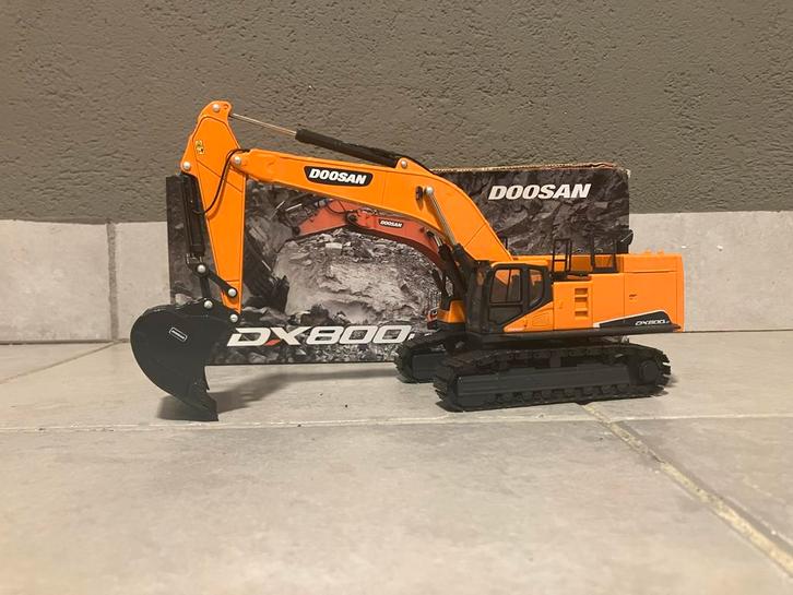 Doosan DX800 Graafmachine Model 1/50, Hobby en Vrije tijd, Modelauto's | 1:50, Zo goed als nieuw, Overige typen, Overige merken