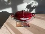 Nieuwe Le Creuset Campagnard, Rhone/Garnet 30 cm, Gietijzer, Nieuw, Ophalen of Verzenden, Keramische plaat