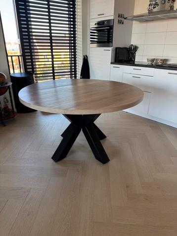 Massief Eikenhouten tafel met stalen poten beschikbaar voor biedingen