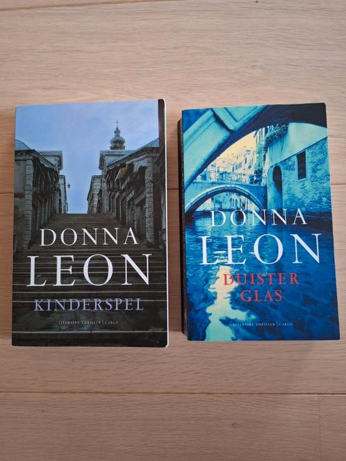 Donna Leon - Kinderspel / Duister glas  €4, Boeken, Thrillers, Zo goed als nieuw, Nederland, Ophalen of Verzenden