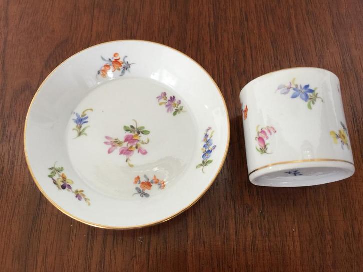 Meissen Kop en Schotel met Bloemmotief, Antiek en Kunst, Antiek | Servies compleet, Ophalen of Verzenden
