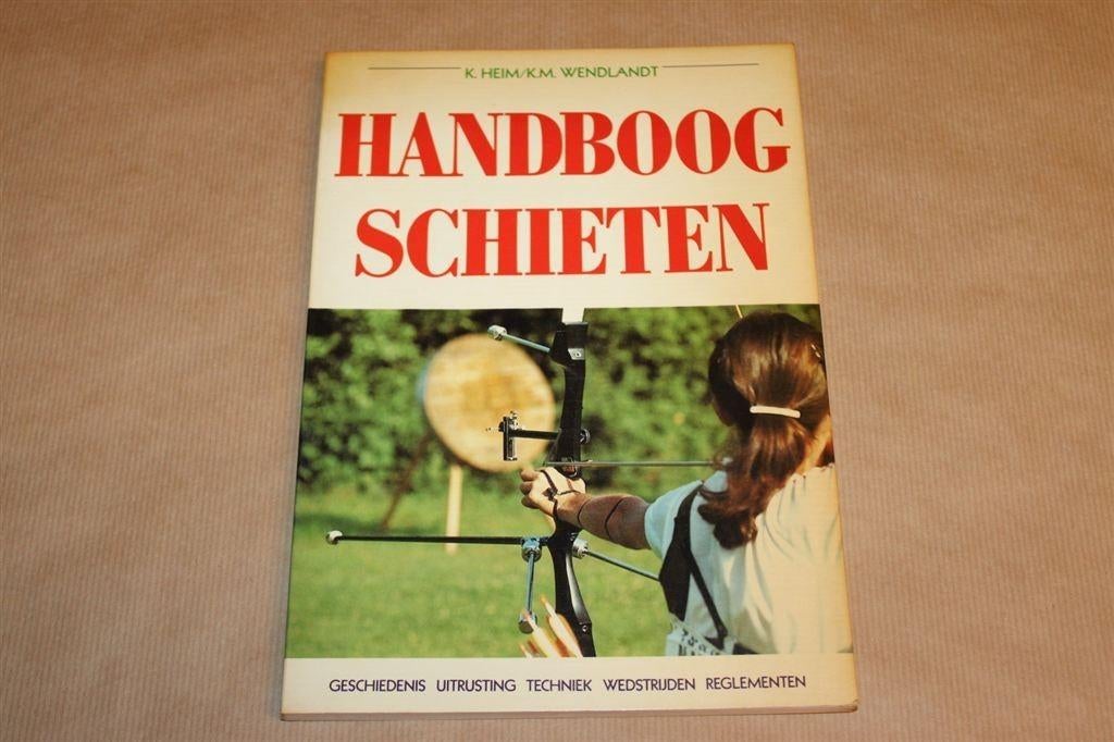 Boek - Handboogschieten, Ophalen of Verzenden, Zo goed als nieuw