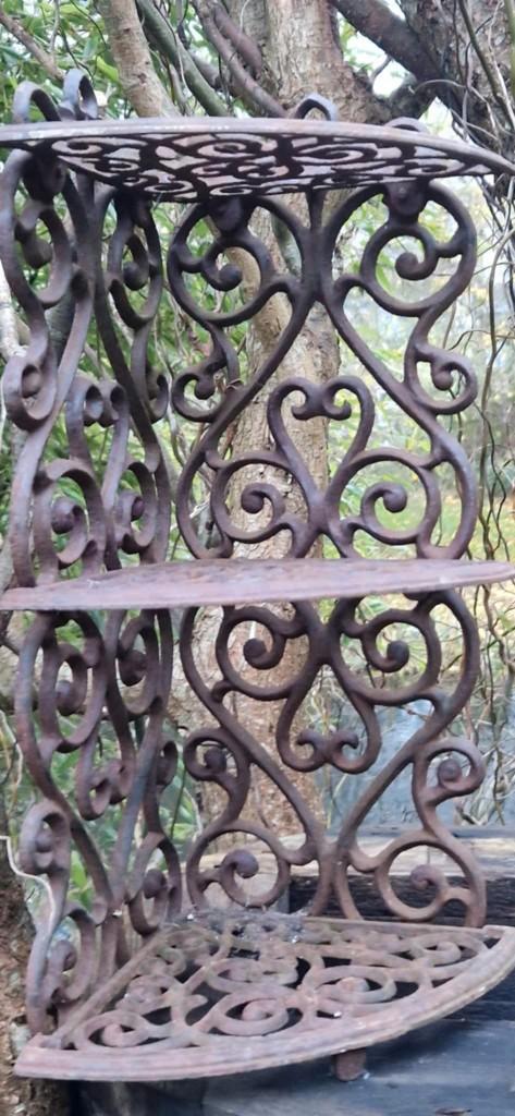 Decoratieve gietijzeren etagère (binnen of buiten)(brocante), Tuin en Terras, Tuinwanddecoratie, Gebruikt, Ophalen of Verzenden