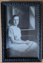 FOTO MEISJE 1920 in lijstje - 13,5x8,5 cm, Gebruikt, Foto, Ophalen of Verzenden, Voor 1940