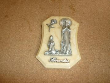 Bernadette bij Maria , roos marmerachtige achtergrond beschikbaar voor biedingen