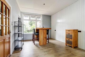 Eet- bar tafel teakhout met 8 lederen stoelen  beschikbaar voor biedingen