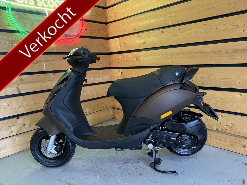 Piaggio Bromscooter Zip Iget Euro5 45km / geel kent, Gebruikt, Jos@bruinautoservice.nl, 49 cc, Bedrijfsweg 6
1785AK  DEN HELDER, NL
