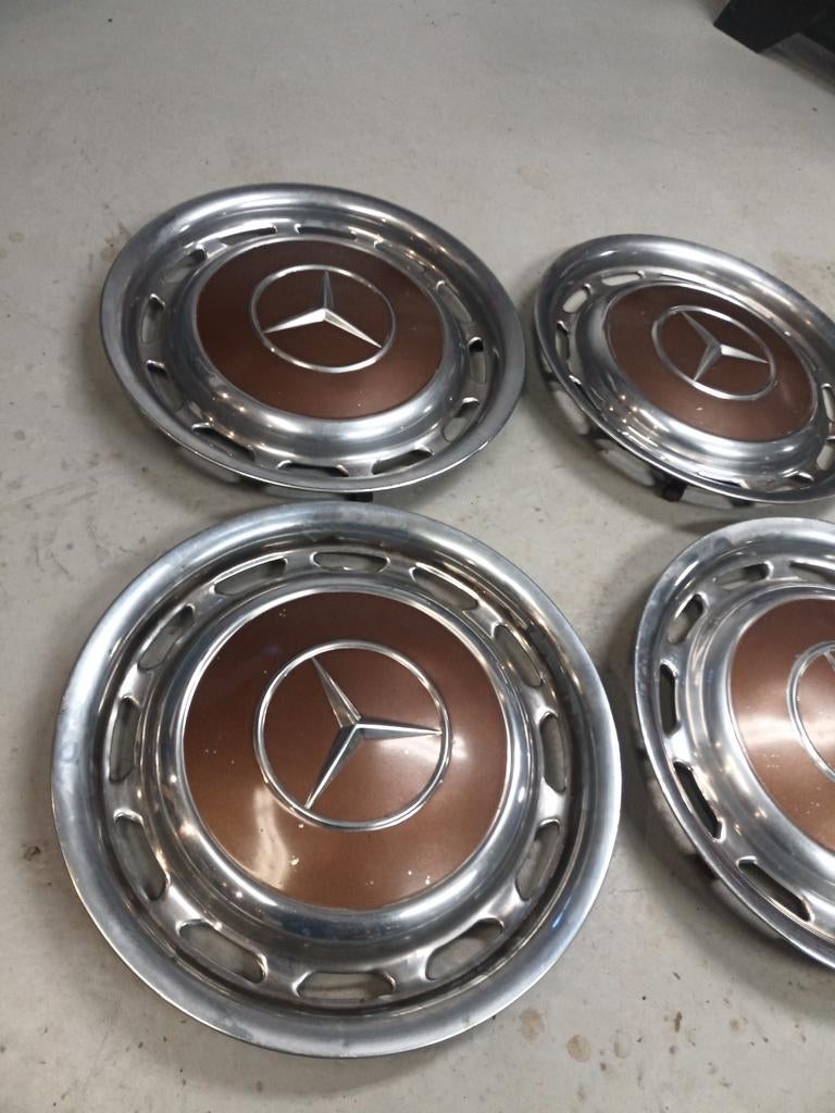 Mercedes W123 originele bruine wieldoppen, Ophalen, Gebruikt