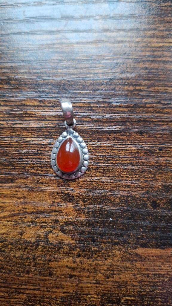 Zilveren hangertje met carneool, Overige voorstellingen, Ophalen of Verzenden, Zo goed als nieuw, Met edelsteen