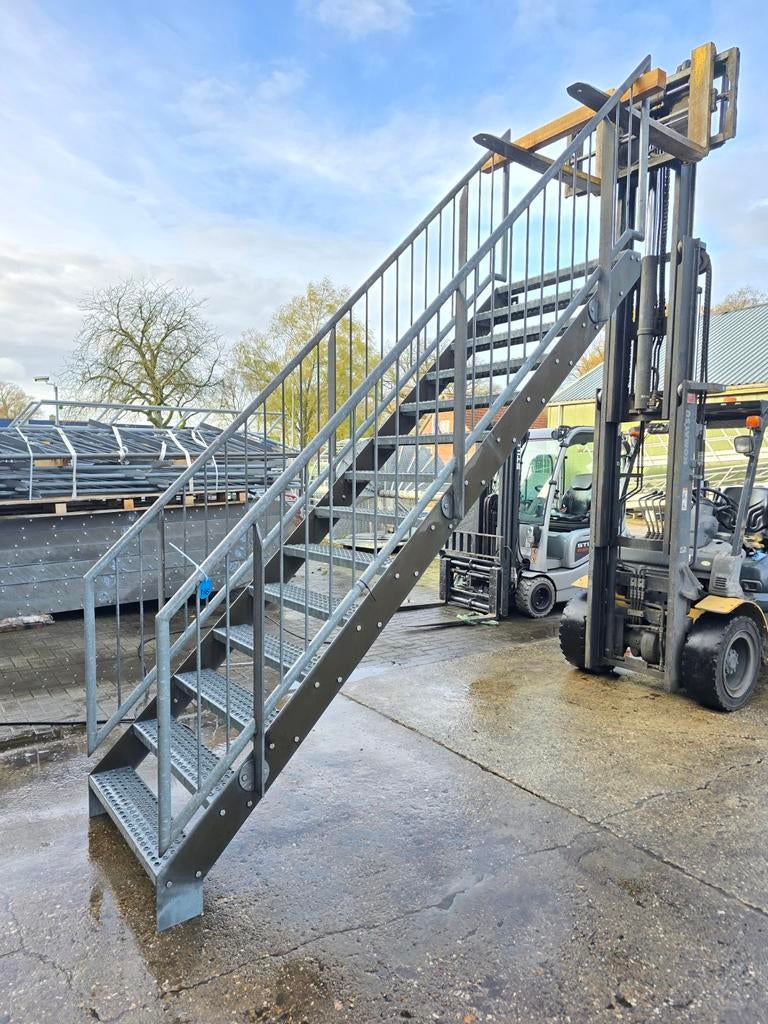 Stalen trap gegalv. Hoog 2,77 mtr. Nob186, Doe-het-zelf en Verbouw, Ladders en Trappen, Ophalen, 2 tot 4 meter