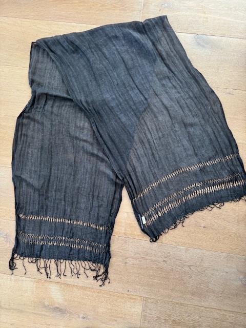 z.g.a.n. linnen zwarte sjaal van de Bijenkorf, Kleding | Dames, Mutsen, Sjaals en Handschoenen, Maat 38/40 (M), Ophalen of Verzenden