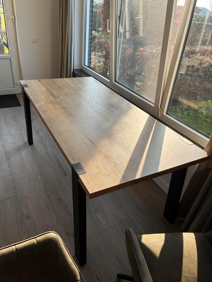 Houten tafel met melamine blad en zwart metalen poten, Huis en Inrichting, Tafels | Eettafels, Zo goed als nieuw, 50 tot 100 cm