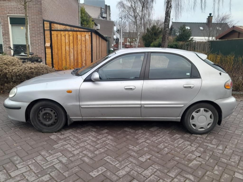 Daewoo lanos automaat 1.6 bouwjaar 2000, Auto's, Voorwielaandrijving, 40 €/maand, 4 cilinders, Handgeschakeld