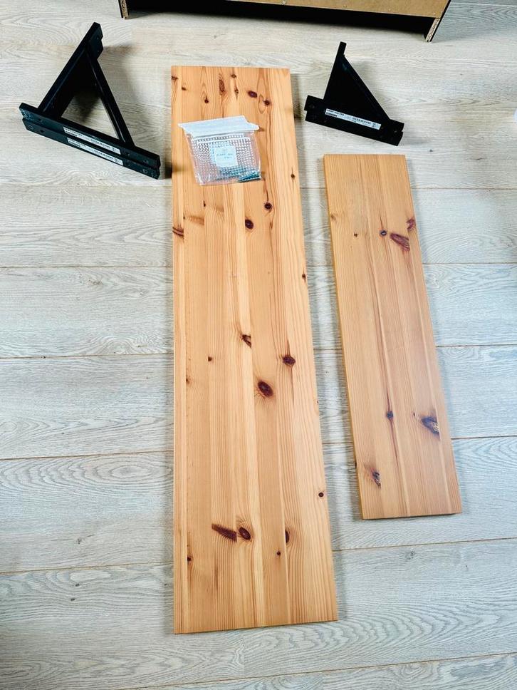 2 IKEA Ekby Hemnes houten planken met beugels, Huis en Inrichting, Woonaccessoires | Wandplanken en Boekenplanken, Zo goed als nieuw
