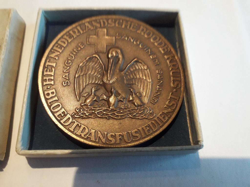 ANTIEKE PENNING PROF. DR.KARL LANDSTEINER RODE KRUIS, Postzegels en Munten, Penningen en Medailles, Ophalen of Verzenden, Brons