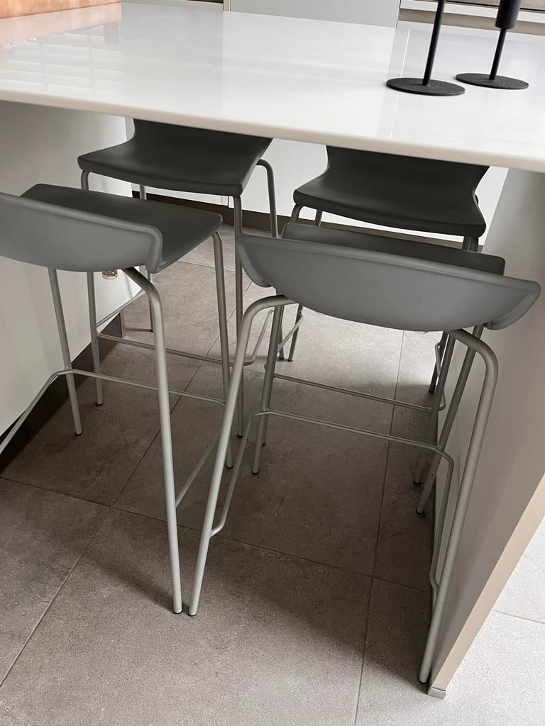 Grijze barkrukken met metalen onderstel, Ophalen, Kunststof, Gebruikt, Met voetsteun