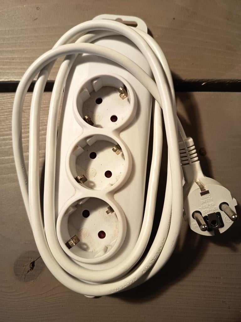 Witte stekkerdoos met 3 stopcontacten en lang snoer, Ophalen of Verzenden