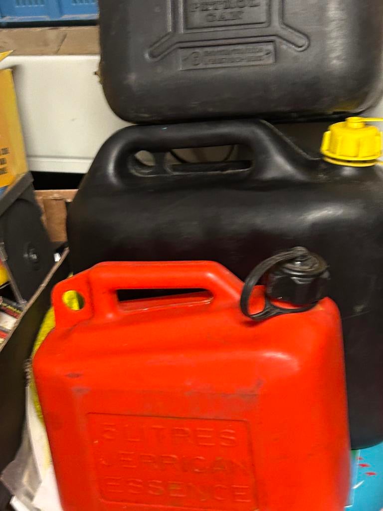 Jerrycans met schenk slang en schenktuit, Ophalen