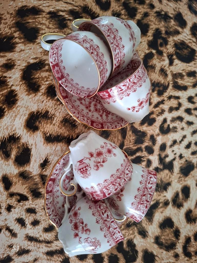 Kopjes en schotels met rood bloemmotief, Ophalen of Verzenden