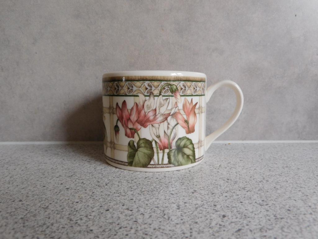 Kop 8x6,5 cm. Enchanted Garden Johnson Brothers, Ophalen of Verzenden, Zo goed als nieuw, Overige stijlen, Kop(pen) en/of Schotel(s)