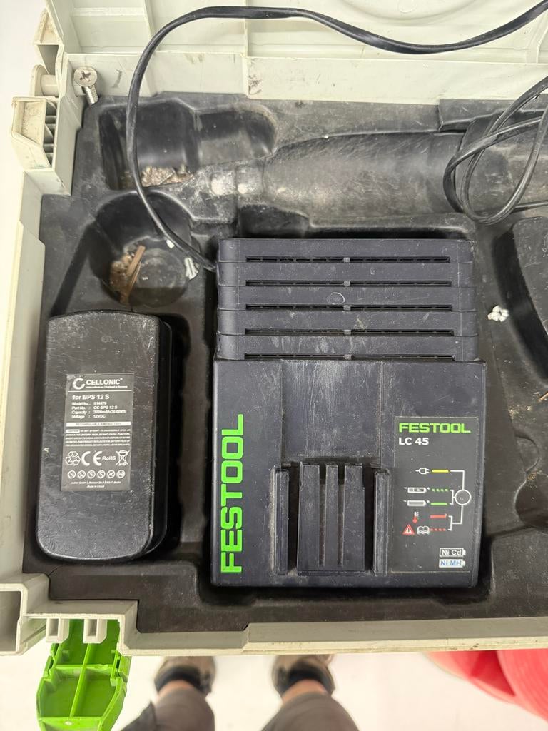 Festool schroefmachine met lader en 2 imitatie accu's, Gebruikt, Variabele snelheid, Ophalen of Verzenden, Boor- en Schroefmachine