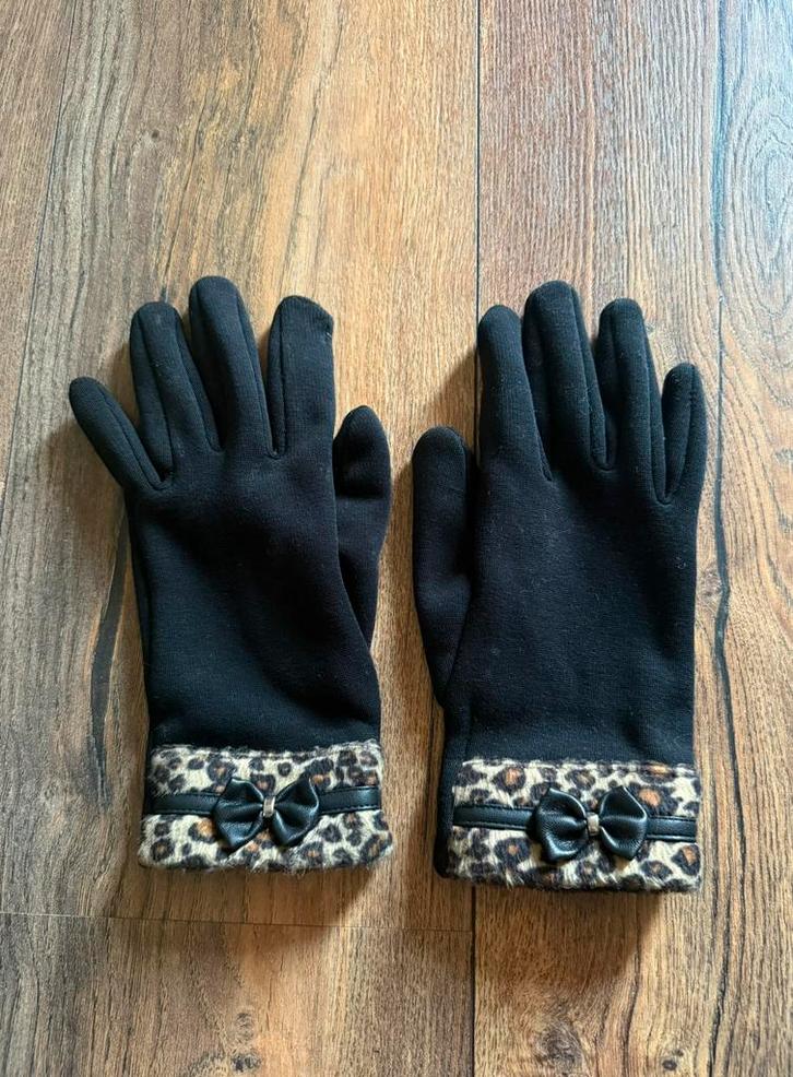 Zwarte handschoenen met panter print en een zwart strikje, Kleding | Dames, Mutsen, Sjaals en Handschoenen, Zo goed als nieuw