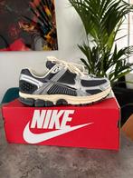Nike Vomero 5 Iron Grey/Metallic 41 NIEUW, Ophalen of Verzenden, Nieuw, Overige kleuren