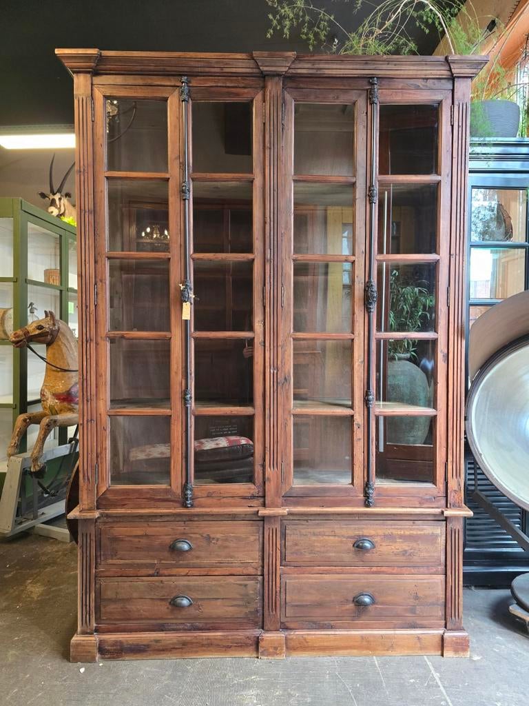 Charmante vitrinekast | buffetkast met espagnolettesluiting, Huis en Inrichting, Kasten | Buffetkasten, Gebruikt, Met deur(en)
