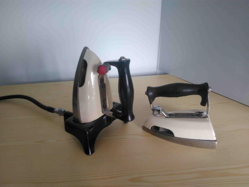 Twee strijkbouten op gas, Antiek en Kunst, Curiosa en Brocante, Ophalen of Verzenden